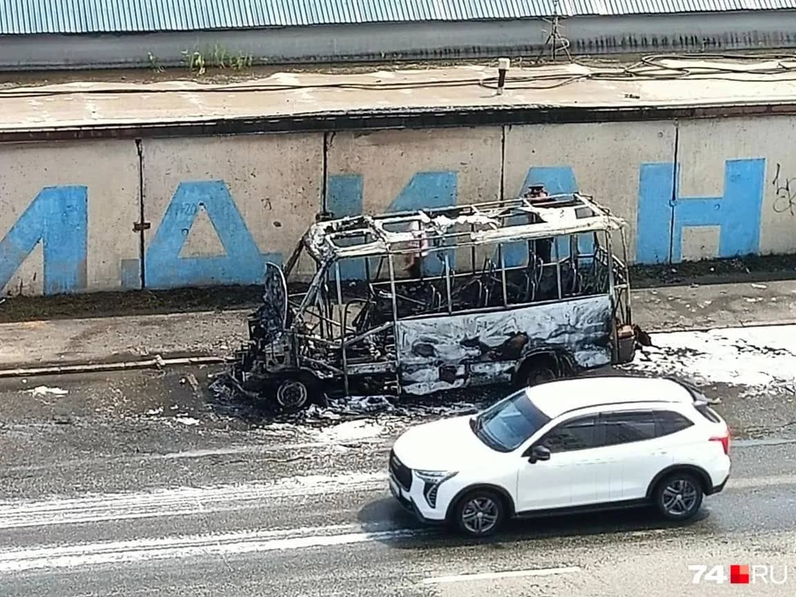 На Меридиане возле пешеходного моста на ж/д вокзал сгорел пассажирский микроавтобус