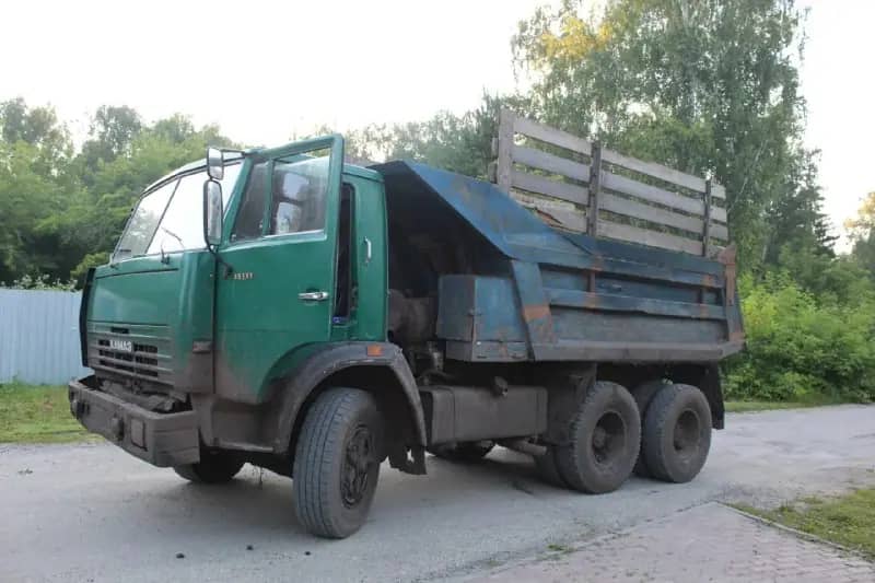 Двое пьяных парней угнали КАМАЗ в Пласте ради покатушек