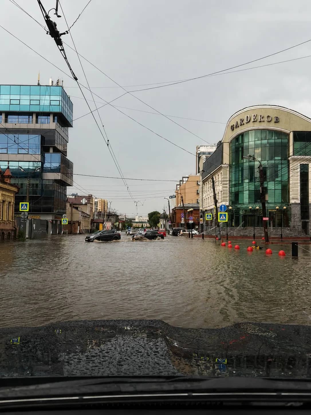 Горожане сообщают о забитых ливневках и воде по пояс на улице Труда