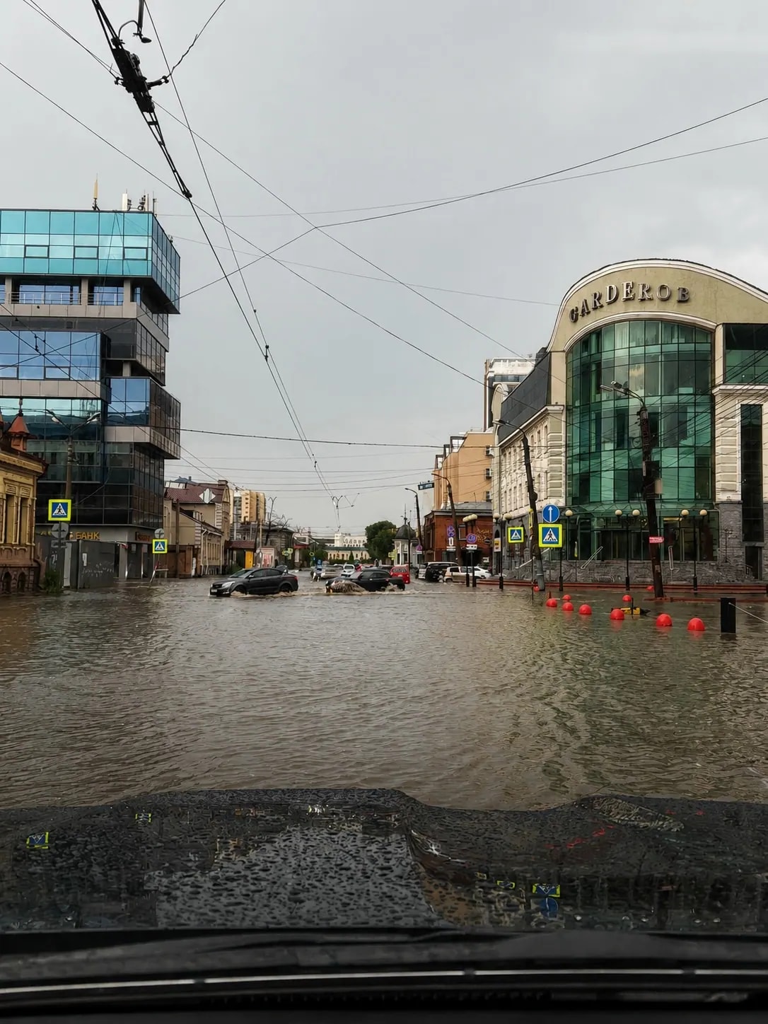 Горожане сообщают о забитых ливневках и воде по пояс на улице Труда
