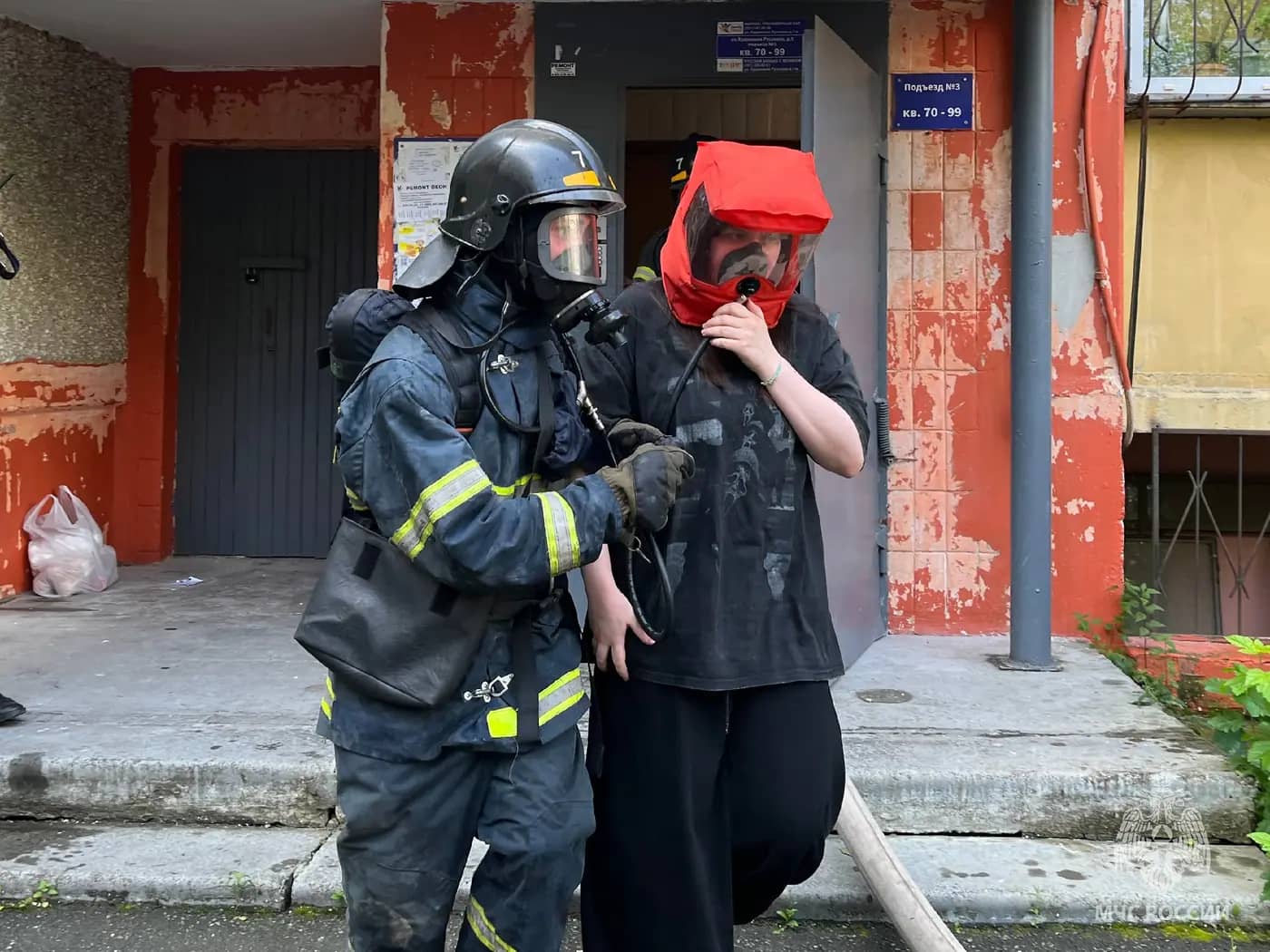 Восемь человек спасли на пожаре в Челябинске