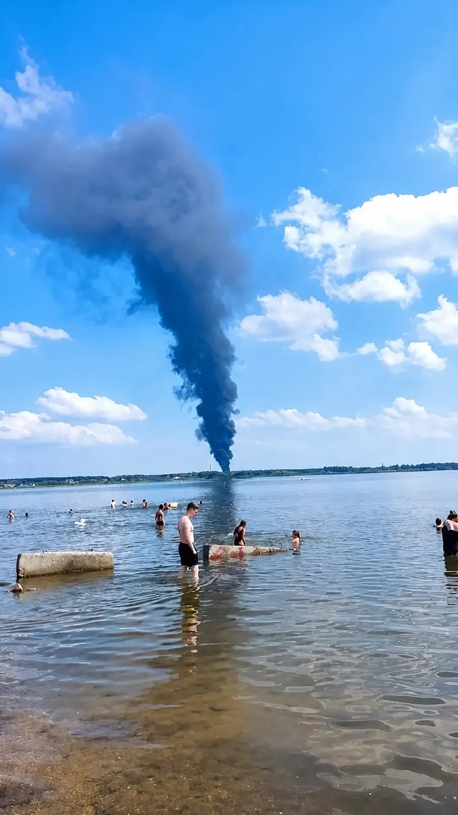 Чёрный столб дыма поднялся над посёлком Садовый из-за пожара в мастерской