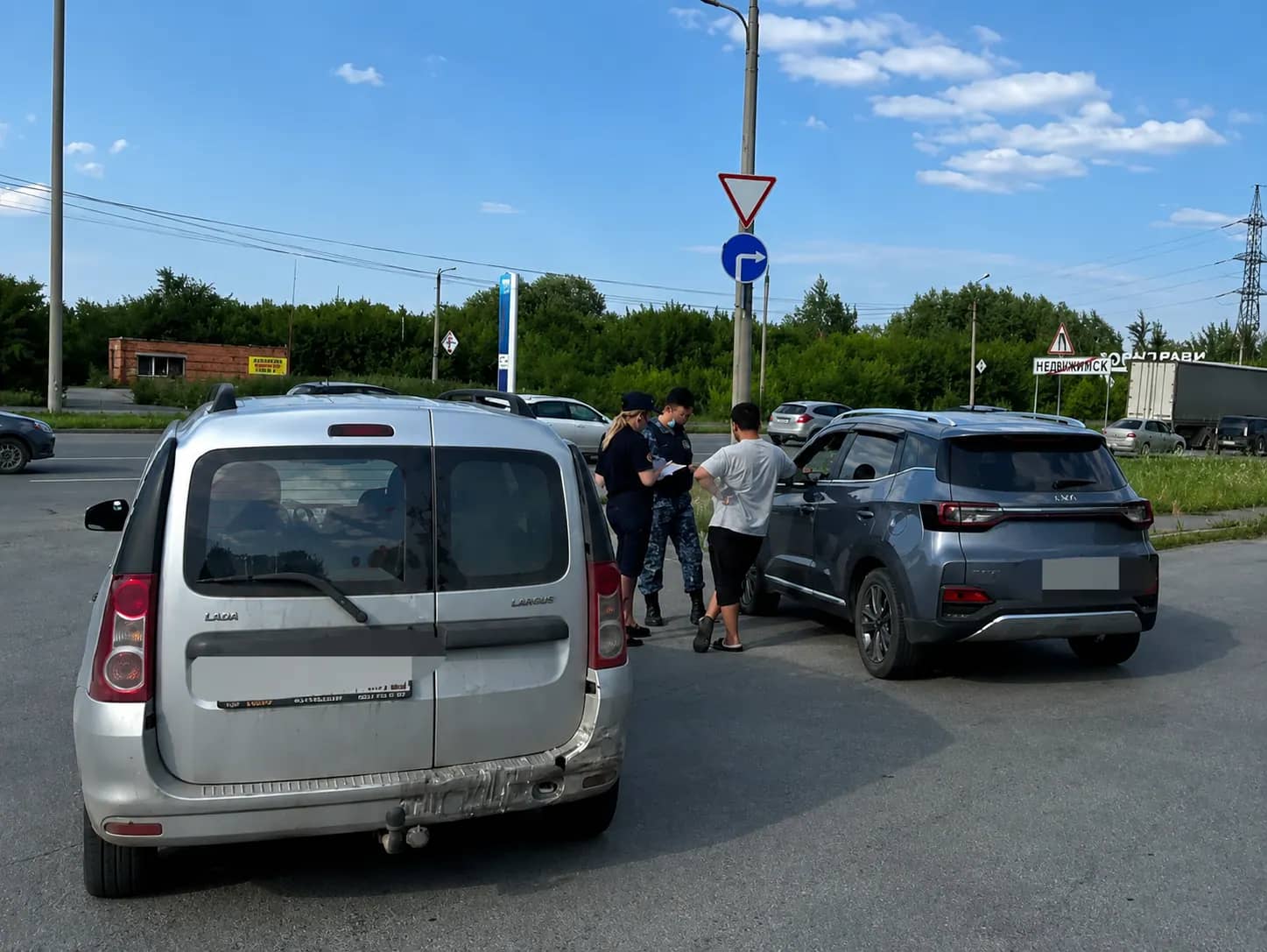 На Копейском шоссе арестовали 32 машины за долги