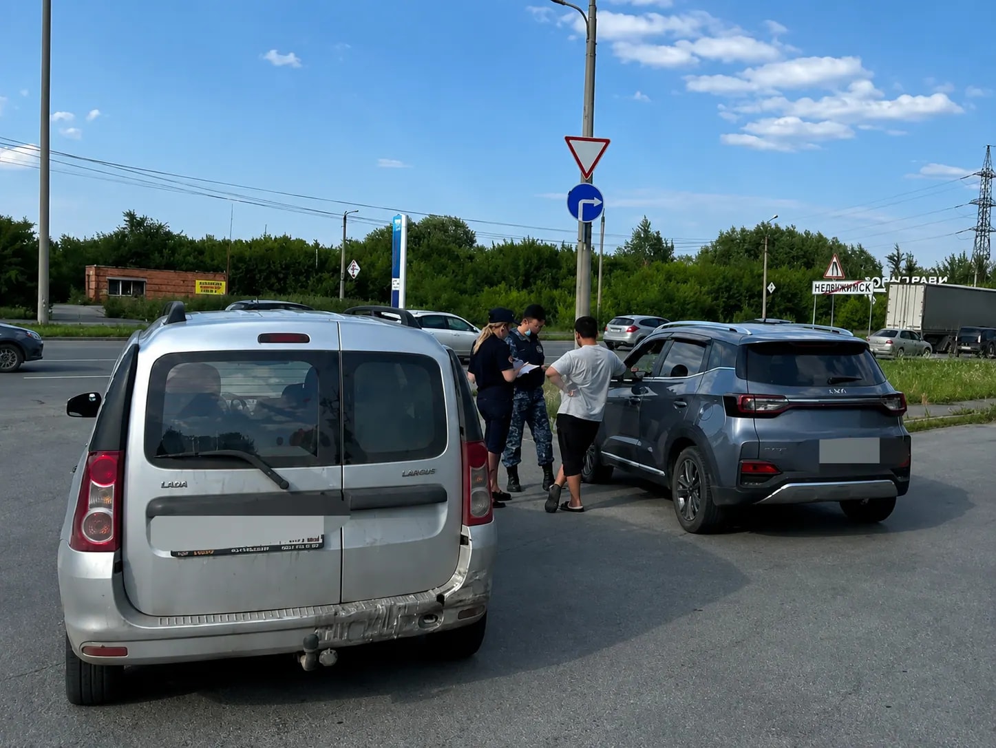 На Копейском шоссе арестовали 32 машины за долги