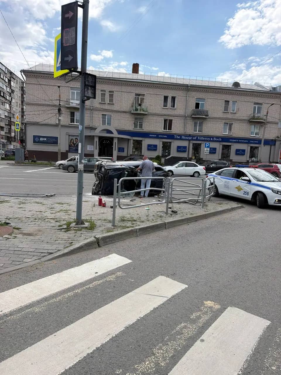 Внедорожник перевернулся на перекрестке Энтузиастов и Худякова