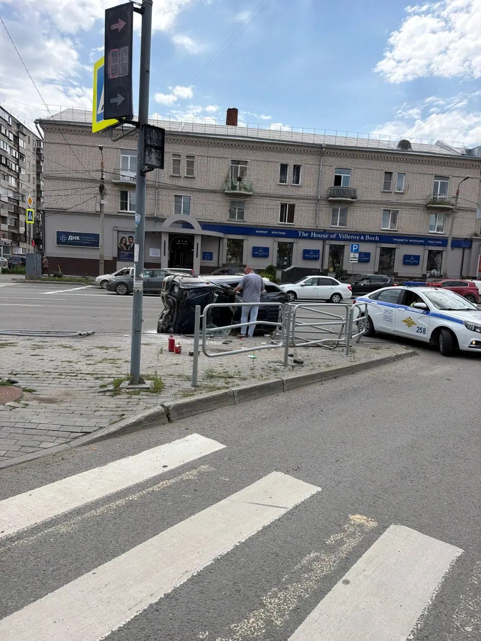 Внедорожник перевернулся на перекрестке Энтузиастов и Худякова