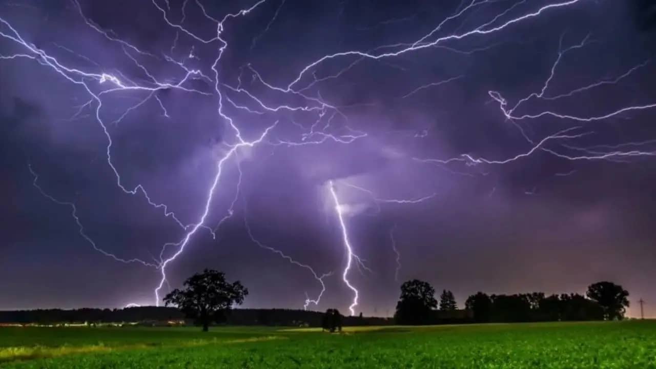 Штормовое предупреждение объявлено в Челябинской области из-за ливней и ветра