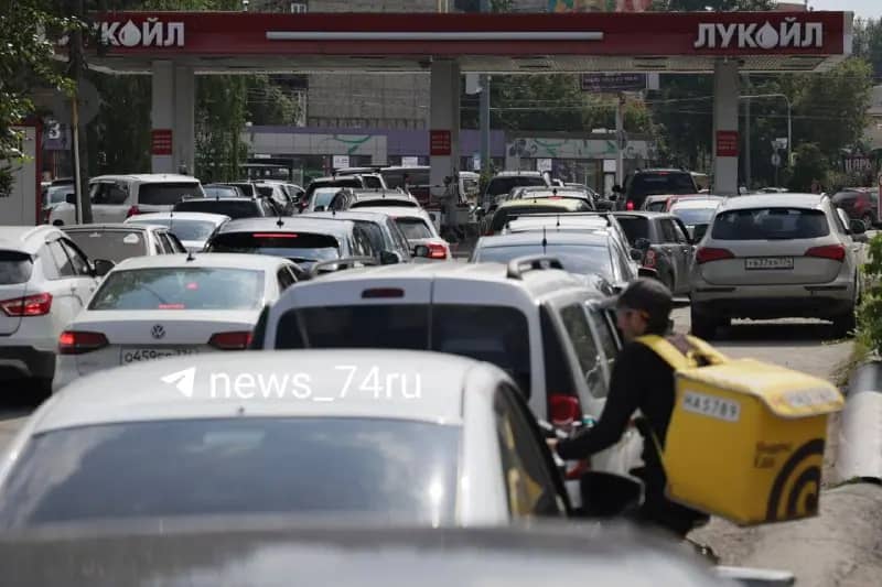 Пробка на улице Труда в Челябинске сковала движение от моста до АЗС