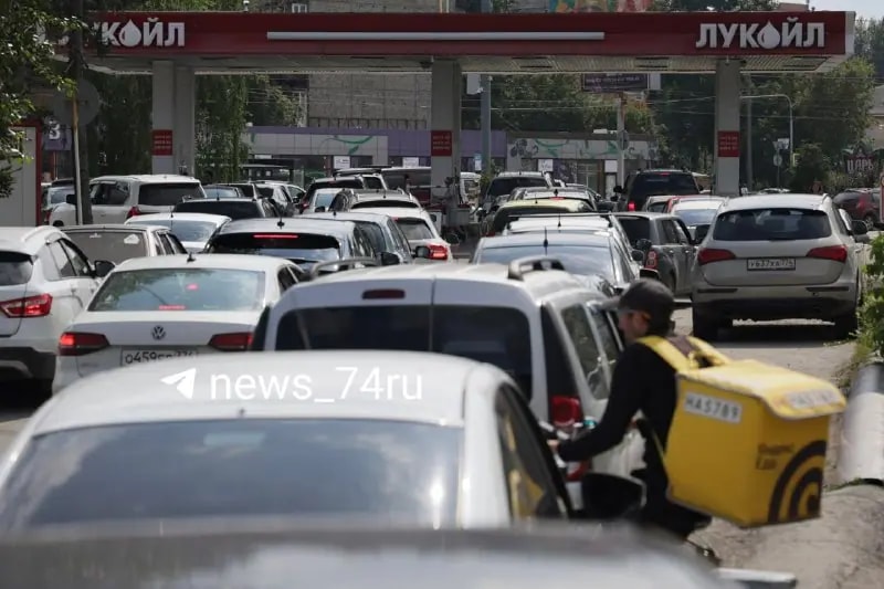 Пробка на улице Труда в Челябинске сковала движение от моста до АЗС