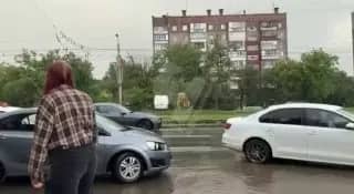 Перекрёсток Победы и Чичерина в Челябинске ушёл под воду