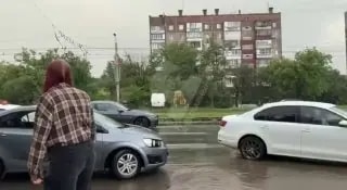 Перекрёсток Победы и Чичерина в Челябинске ушёл под воду
