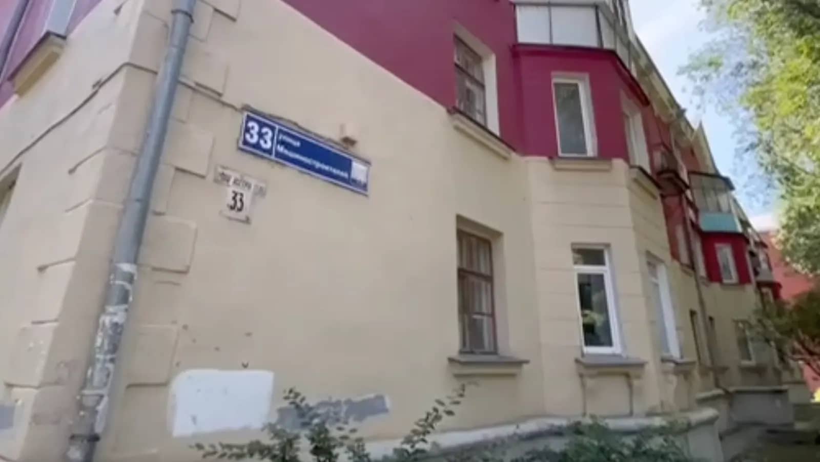 В Челябинске 89-летняя пенсионерка спасает квартиру от потопа ведром