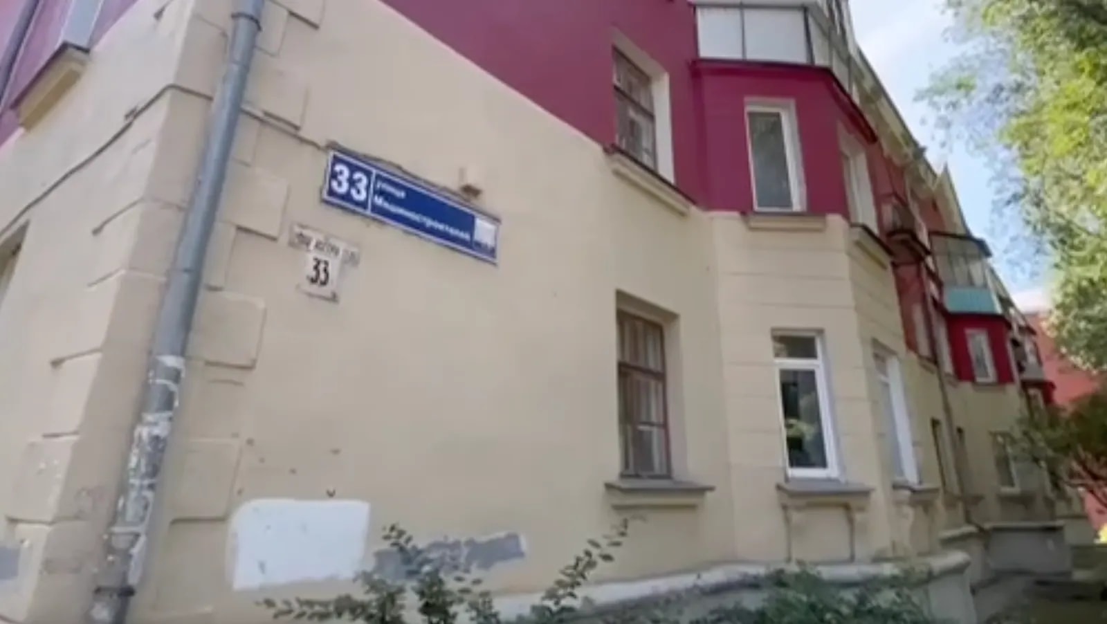 В Челябинске 89-летняя пенсионерка спасает квартиру от потопа ведром