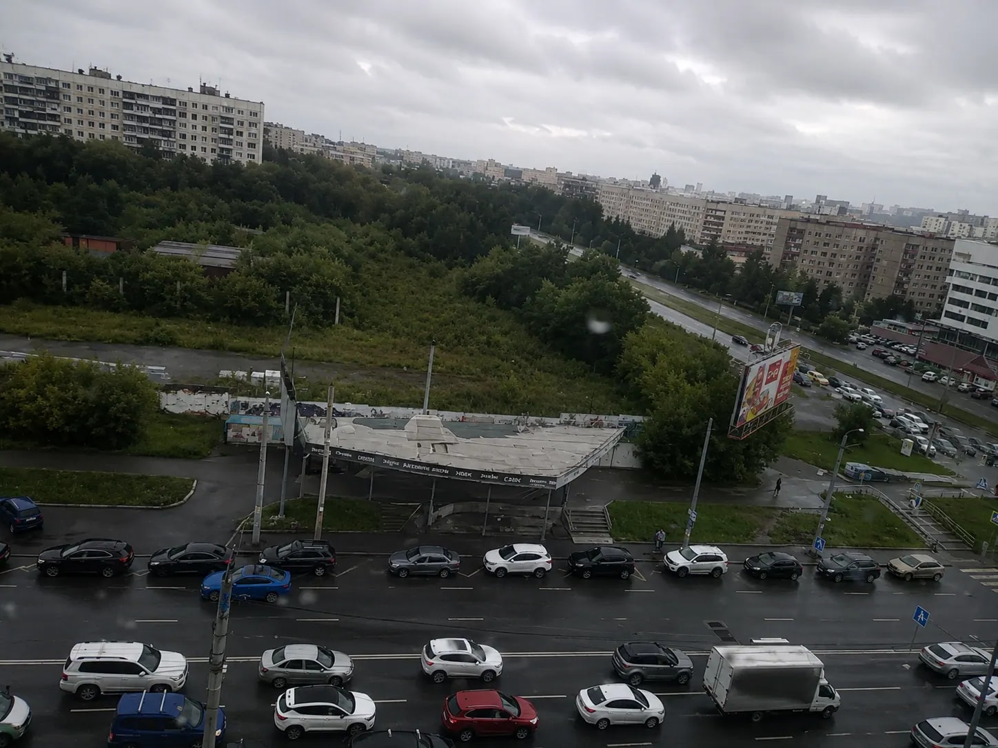 Пробка на заправку парализовала остановку на Молодогвардейцев