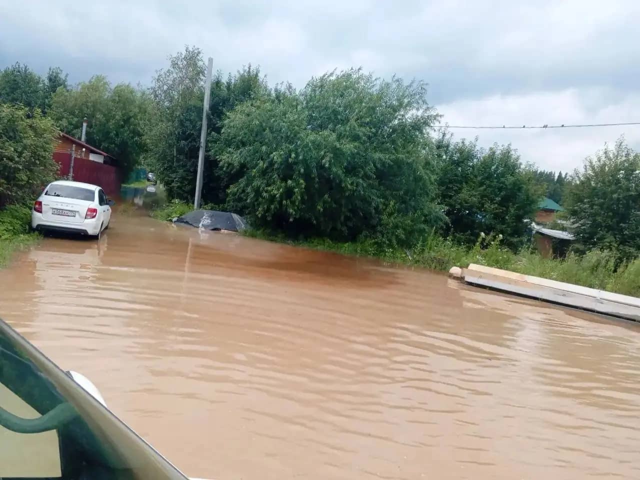 В Златоусте из-за подъема воды в реке Ай открыты затворы водохранилища