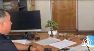 Парень попался на попытке сдать теорию в ГАИ с коллекцией гаджетов