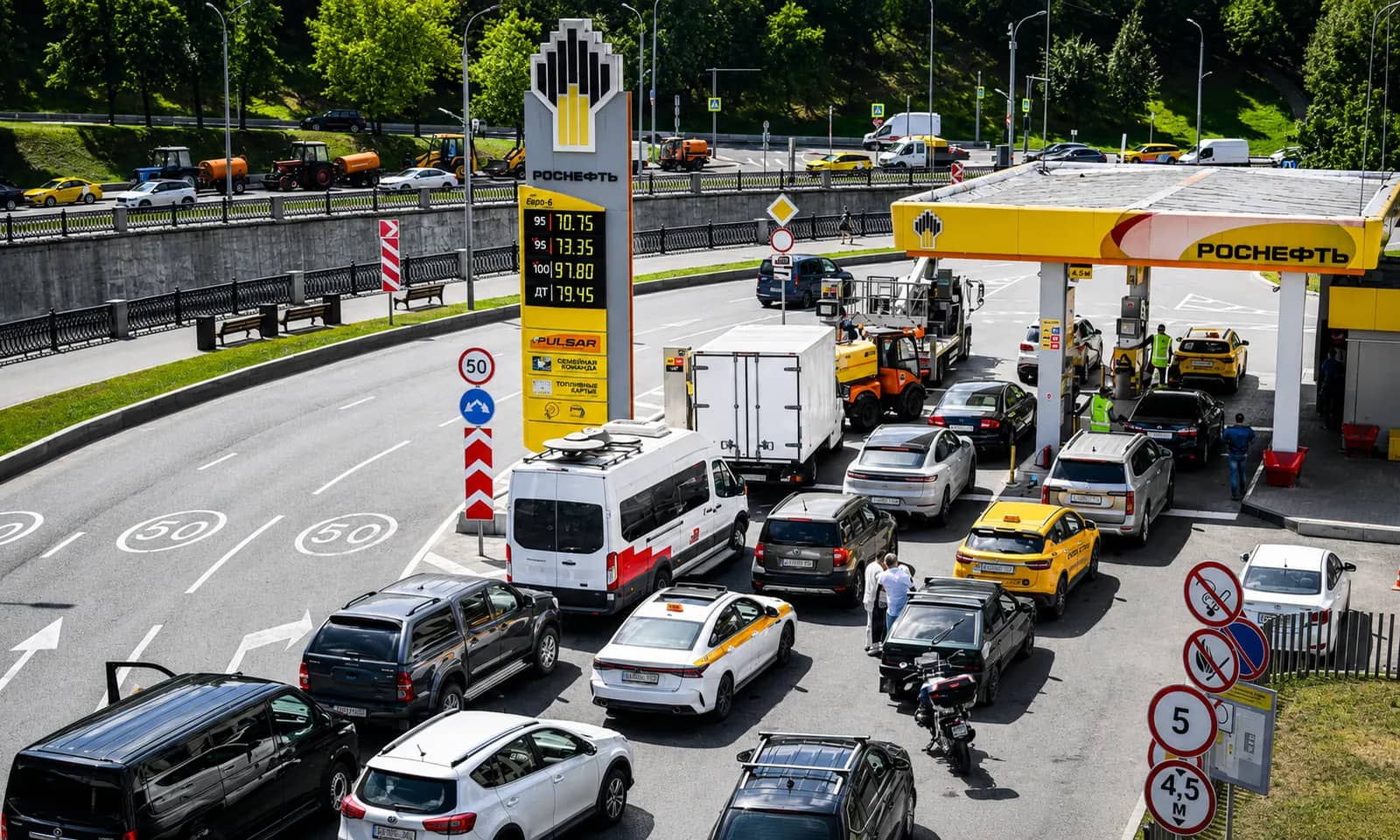 На челябинские заправки отправят патрули из-за очередей