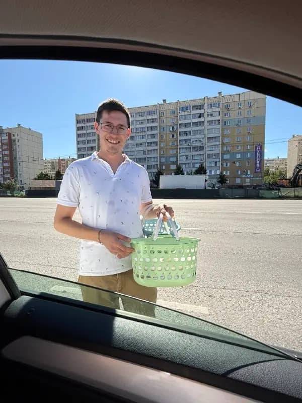 Житель Челябинска продаёт домашние пирожки в очереди на АЗС