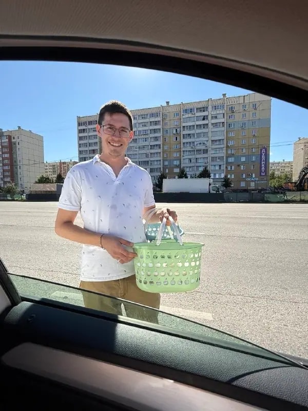 Житель Челябинска продаёт домашние пирожки в очереди на АЗС