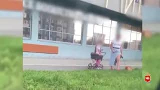 Челябинка делала закладки во время прогулки с ребенком