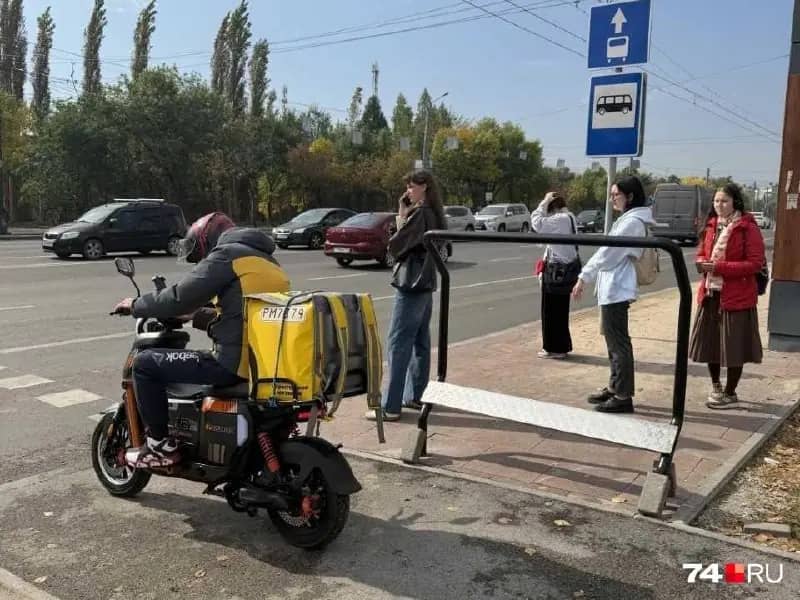 Велопоручень на Братьев Кашириных мешает пассажирам остановки