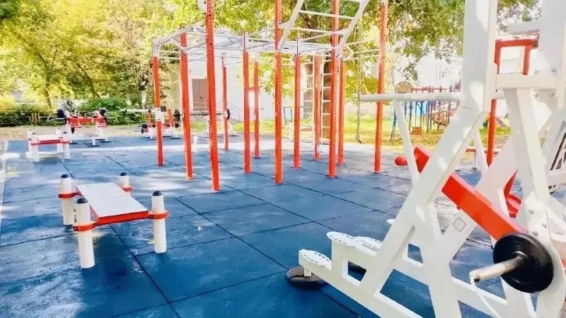 Новую спортплощадку с тренажерами открыли на улице Энгельса в Челябинске