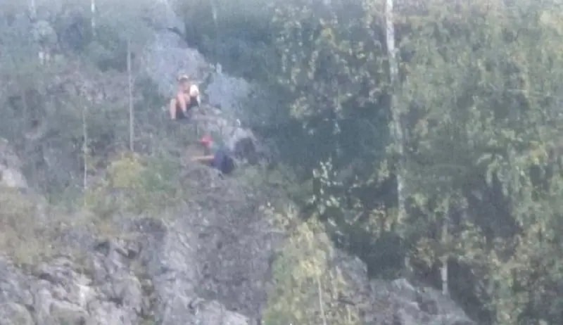 Пожарный спас двух подростков со скалы в Ашинском районе