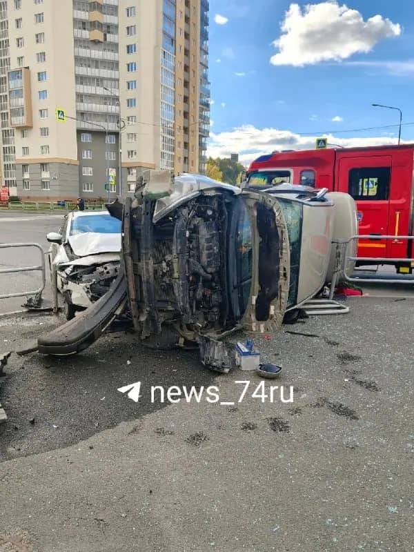 На перекрестке в Челябинске машина перевернулась и снесла забор