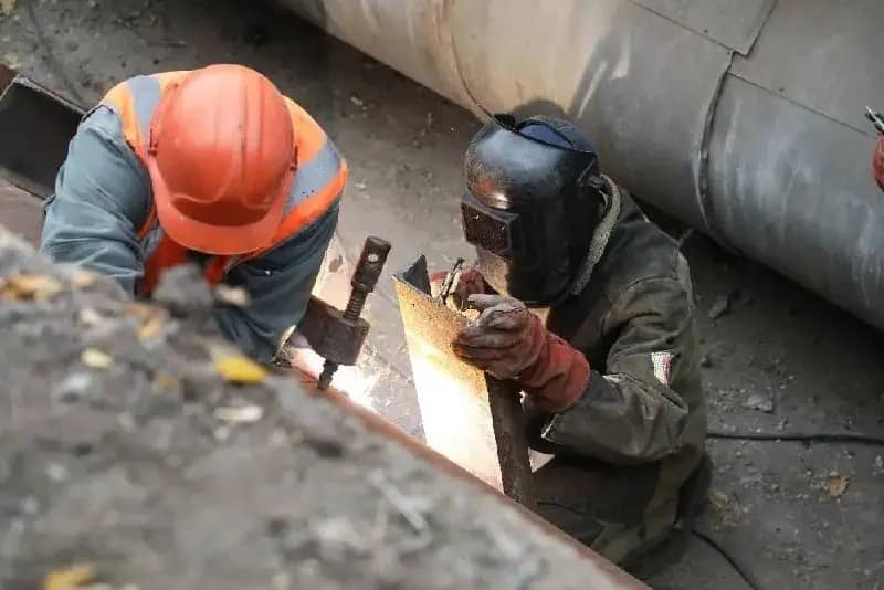 В Магнитогорске ремонтируют магистральную теплотрассу