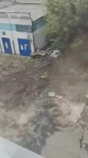На улице Энтузиастов рабочие закопали канализационный люк