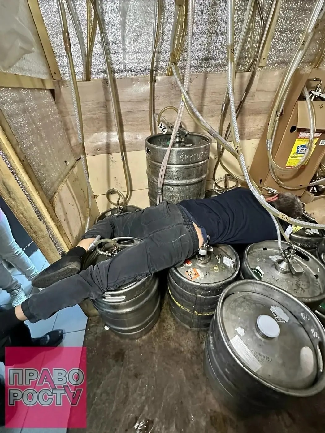 В Магнитогорске покупатель уснул на кегах в подсобке магазина