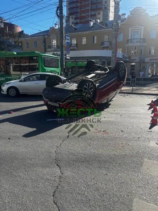 Автомобиль перевернулся на перекрёстке Доватора и Воровского в Челябинске