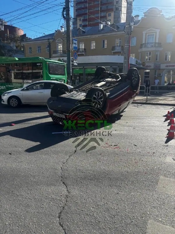 Автомобиль перевернулся на перекрёстке Доватора и Воровского в Челябинске