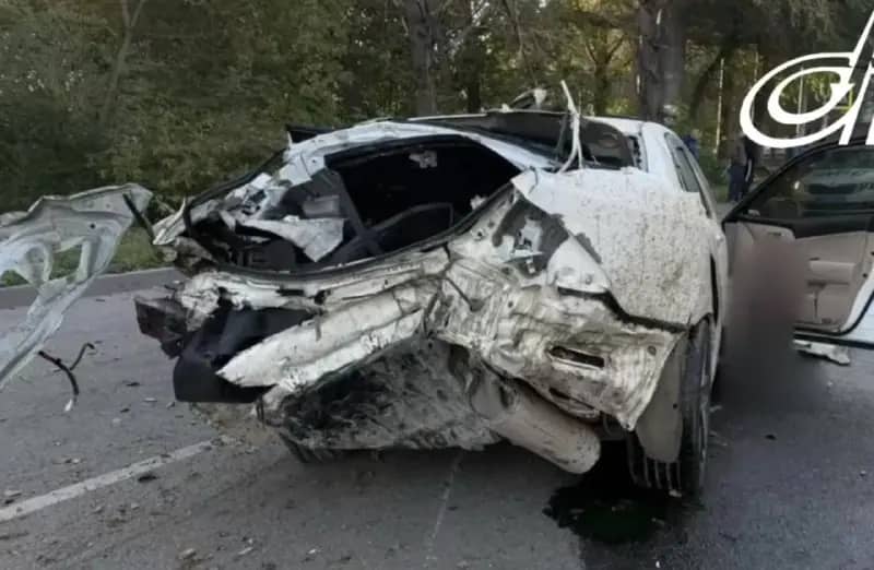 На Куйбышева Toyota Crown врезалась в столб и автобус, погиб пассажир