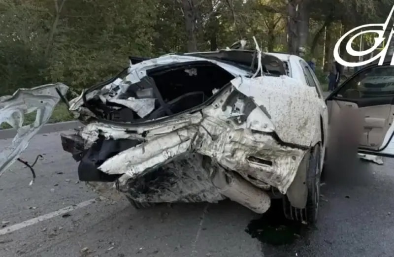 На Куйбышева Toyota Crown врезалась в столб и автобус, погиб пассажир