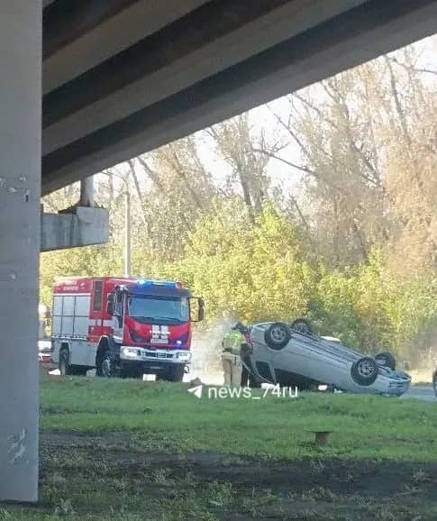 ДТП с перевернувшейся машиной парализовало Новомеханическую улицу