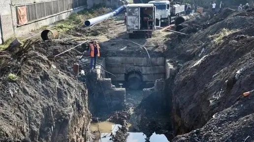 В Челябинске ремонтируют водовод под железнодорожными путями