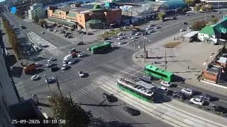 В центре Челябинска большегруз столкнулся с легковушкой