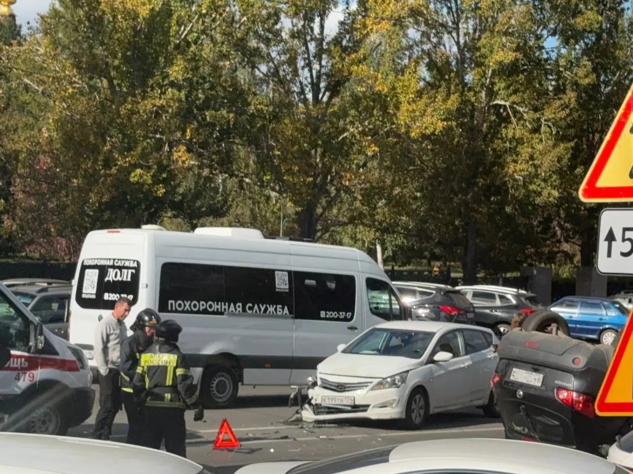 Возле гимназии №1 в Челябинске опрокинулся автомобиль