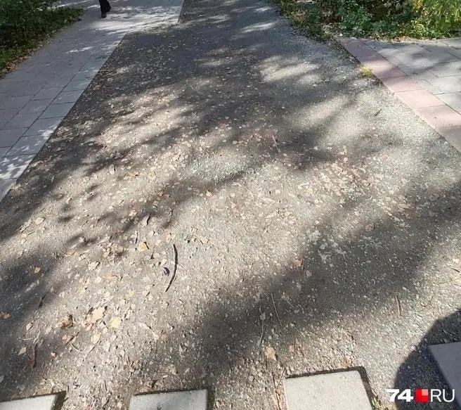 В сквере на Комсомольском проспекте с зимы не могут восстановить плитку