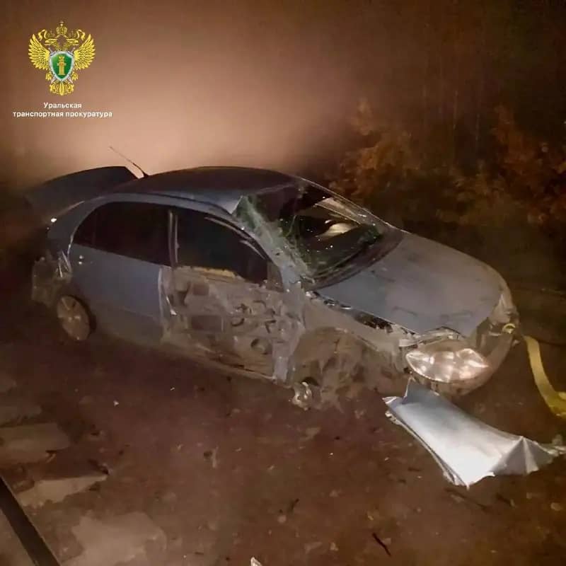 Под Челябинском автомобиль столкнулся с грузовым поездом