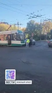 ДТП с трамваем утром в понедельник парализовало движение в центре Челябинска